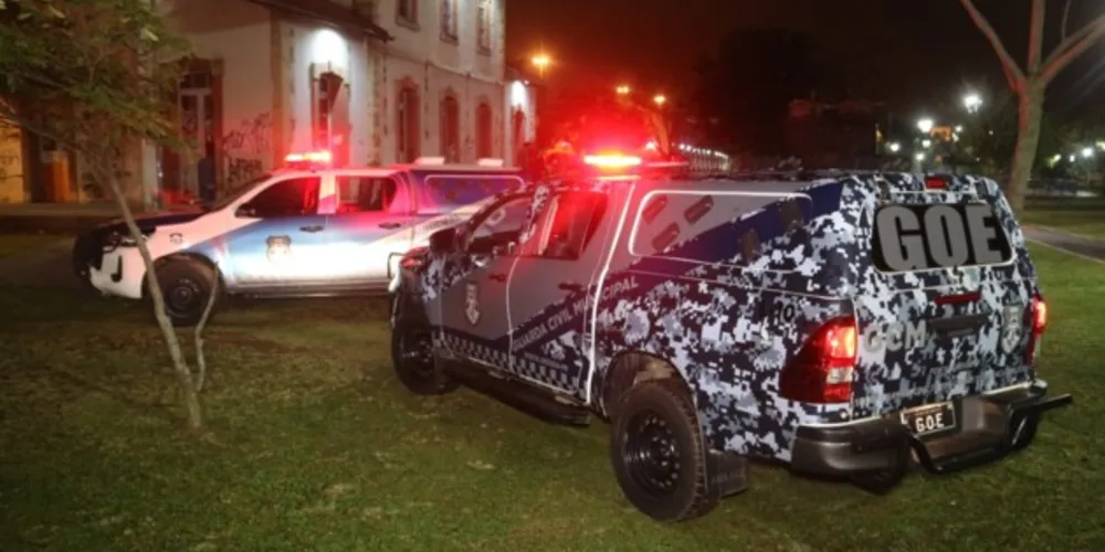 Guarda Municipal flagrou a ação nas câmeras de segurança; jovens tem 14 e 16 anos