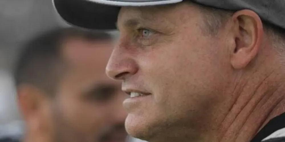 Com o auxílio do ex-lateral esquerdo Peixoto, Sandro Forner estará na beira do campo contra o Tombense.