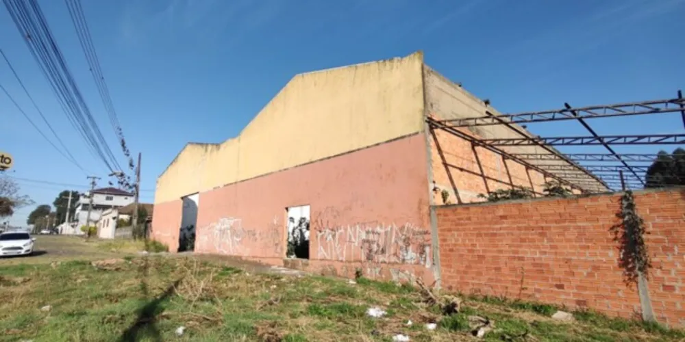 Vítima teria sido encontrada neste barracão abandonado