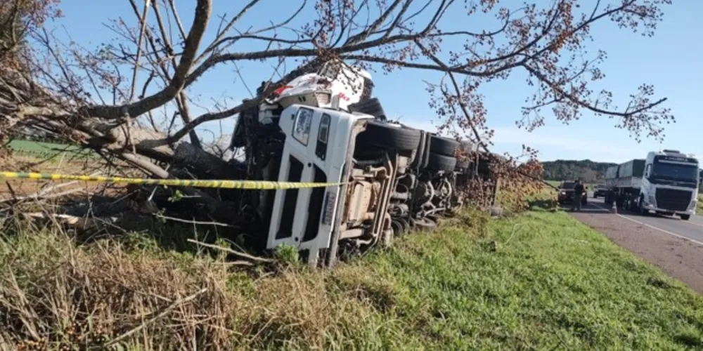 Caminhoneiro não resistiu aos ferimentos e morreu no local