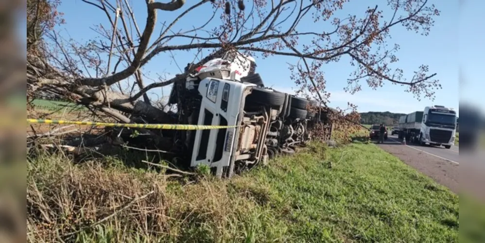 Caminhoneiro não resistiu aos ferimentos e morreu no local