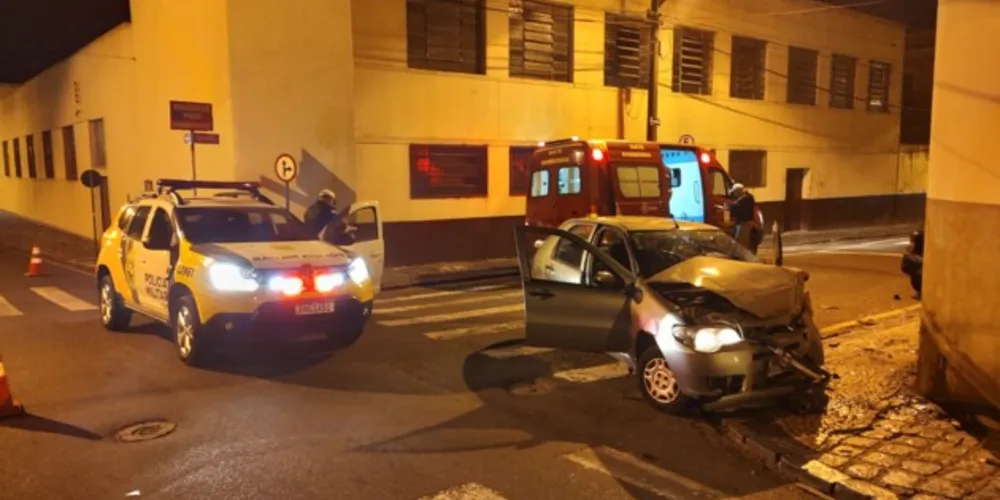 colisão aconteceu por volta das 5 horas, na esquina das ruas Comendador Miró e Senador Pinheiro Machado