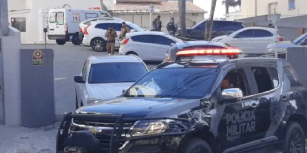 Momentos antes, a dupla teria atirado contra um carro blindado e também assaltado uma mulher