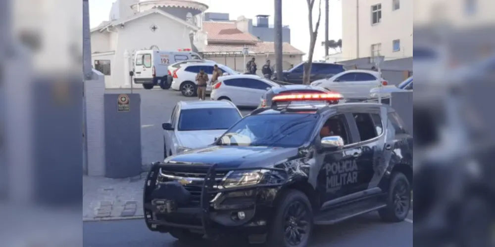 Momentos antes, a dupla teria atirado contra um carro blindado e também assaltado uma mulher