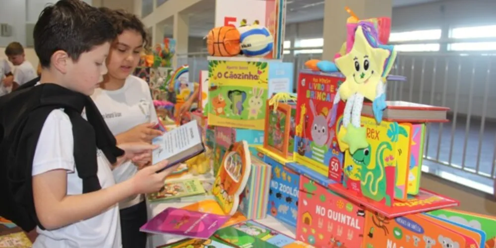 Entrega aconteceu na 1ª Tarde Literária, na terça-feira (26), no Centro Eventos do CT Willy Laars