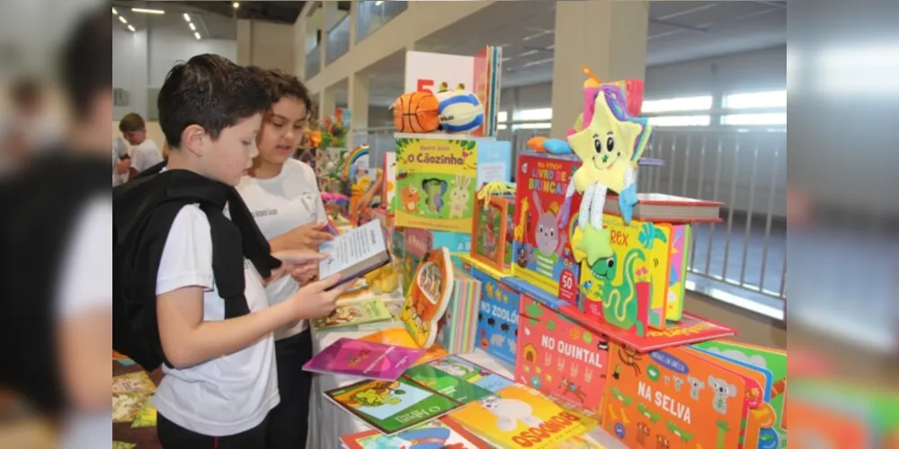 Entrega aconteceu na 1ª Tarde Literária, na terça-feira (26), no Centro Eventos do CT Willy Laars