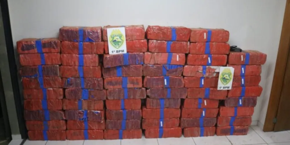 Droga estava dividida em dois automóveis que seguiam para Paranaguá; criminosos conseguiram fugir