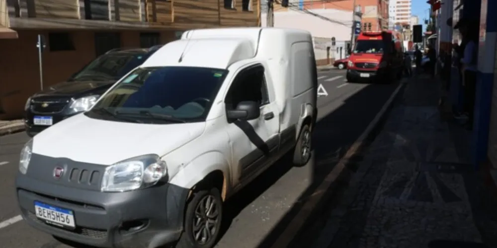 Batida entre carro e moto mobilizou equipe do Corpo de Bombeiros