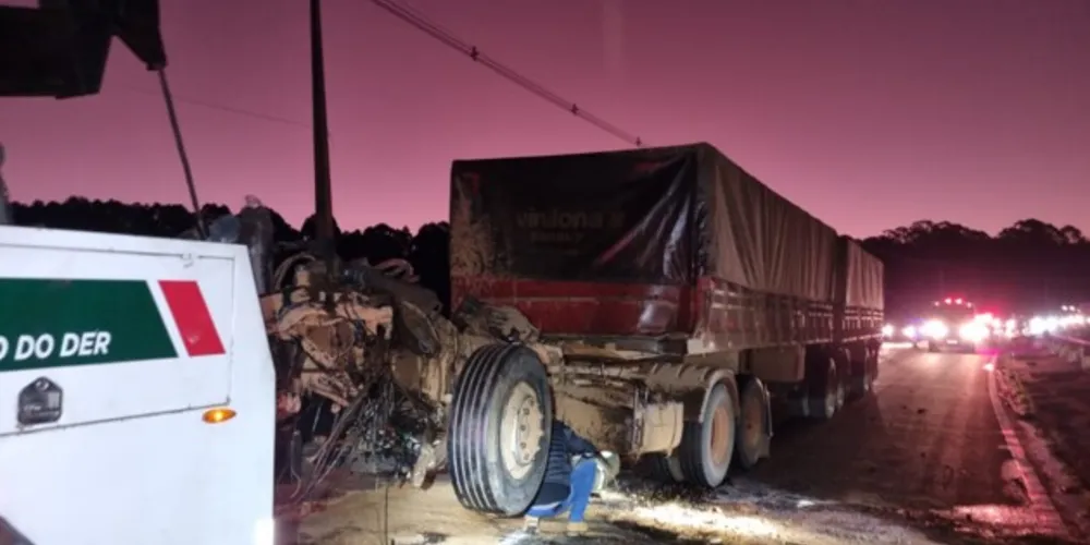 Colisão traseira entre dois caminhões interdita uma das pistas da BR-376 no sentido Curitiba