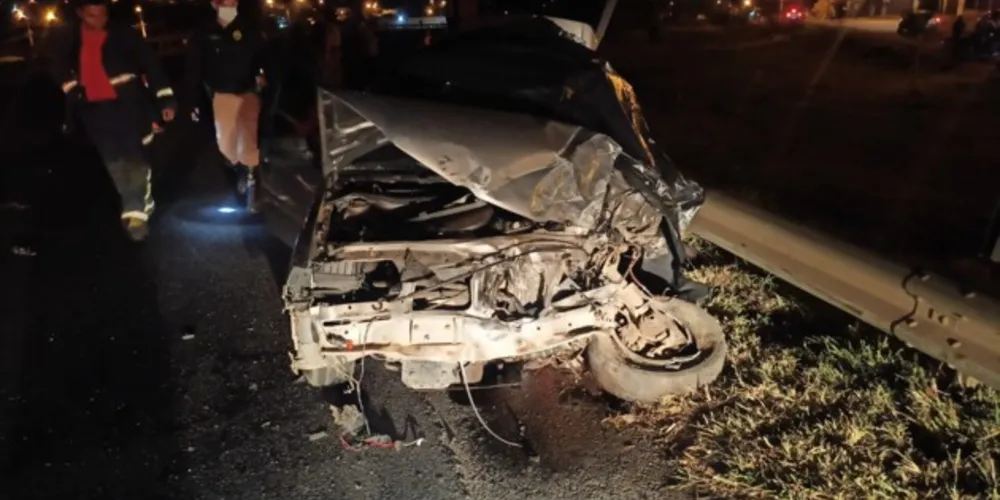 Homem de 38 anos não resistiu aos ferimentos após seu veículo colidir com um caminhão