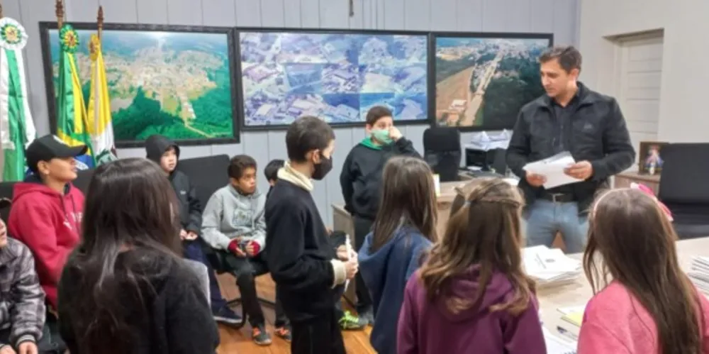 Alunos puderam bater um papo sobre a função de prefeito com o chefe do Executivo local, Douglas Modesto