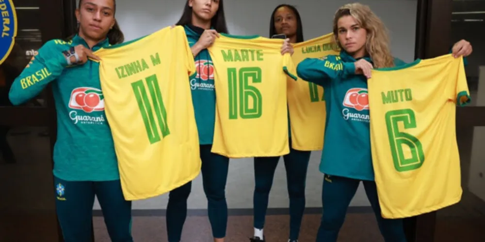 Após mais uma conquista, as atletas Tamires, Bia Zaneratto, Maria Eduarda, Adriana e Ary Borges desembarcaram hoje em Guarulhos e aproveitaram para falar sobre a falta de visibilidade das mulheres nos principais jogos de futebol para videogames