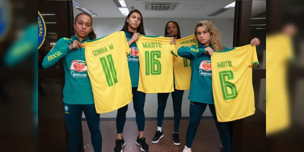 Após mais uma conquista, as atletas Tamires, Bia Zaneratto, Maria Eduarda, Adriana e Ary Borges desembarcaram hoje em Guarulhos e aproveitaram para falar sobre a falta de visibilidade das mulheres nos principais jogos de futebol para videogames