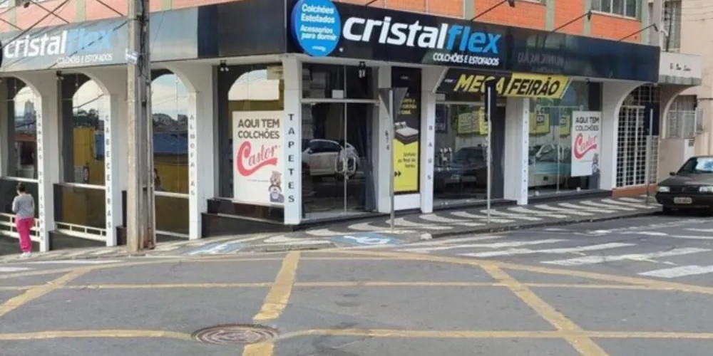 A loja está localizada na rua Santos Dumont esquina com a Dr. Colares, 674