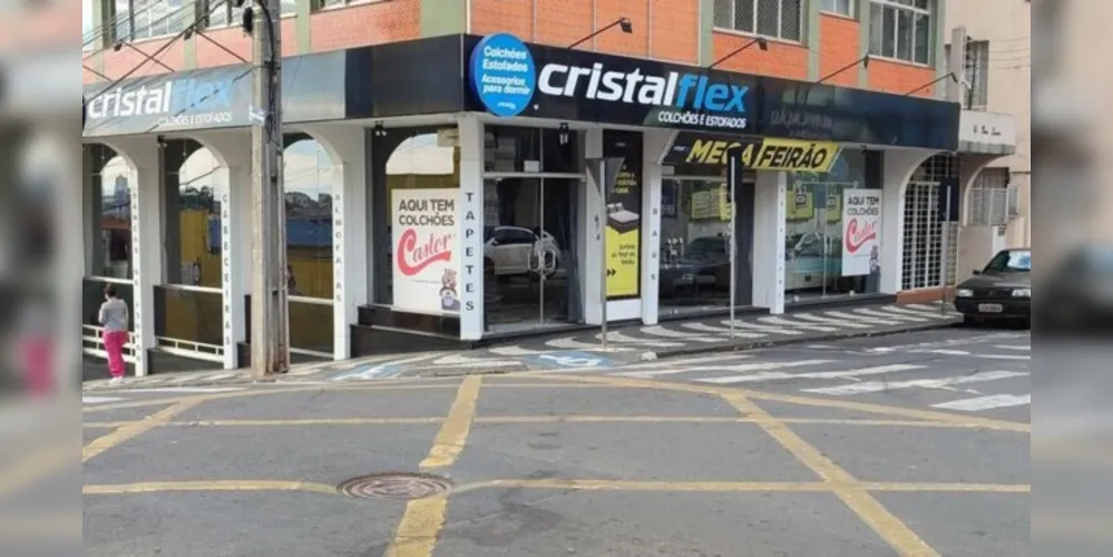 A loja está localizada na rua Santos Dumont esquina com a Dr. Colares, 674