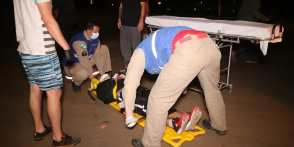 Ciclista acabou atingida por uma caminhonete na noite desta quarta (3)