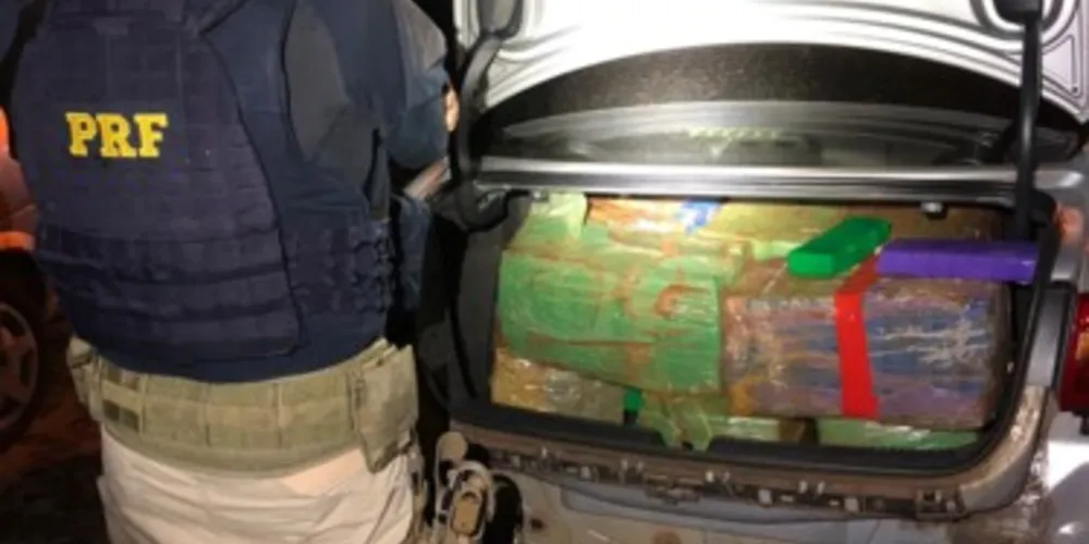 Apreensão foi no km 517 da BR 376, próximo a Vila Velha; motorista conseguiu fugir