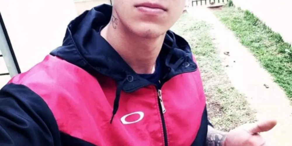 Após a batida, rapaz de 21 anos ficou preso no rodado do veículo e morreu na hora