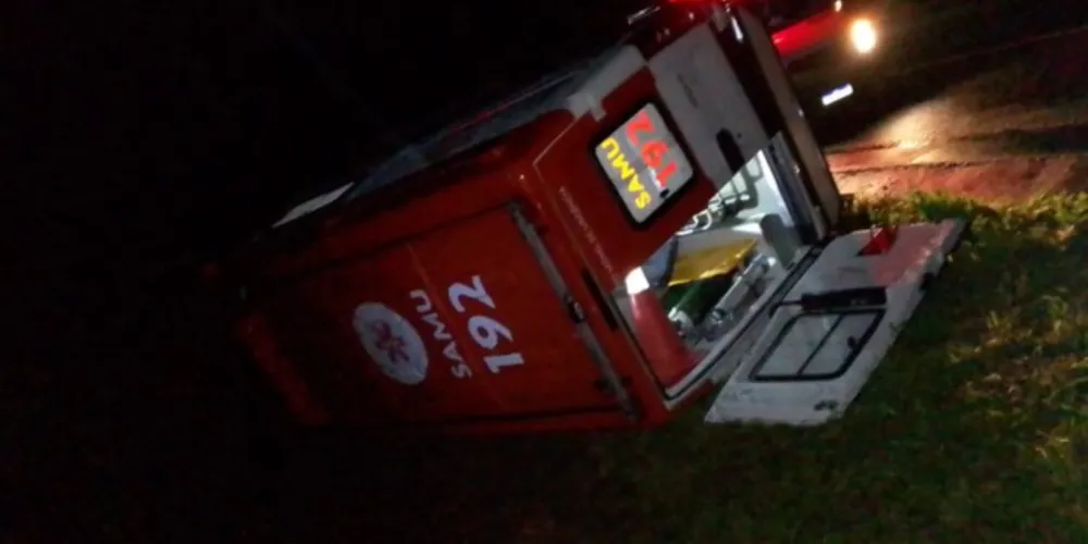 Veículo pertence ao SAMU de Telêmaco Borba; mesmo com o susto, ninguém ficou ferido