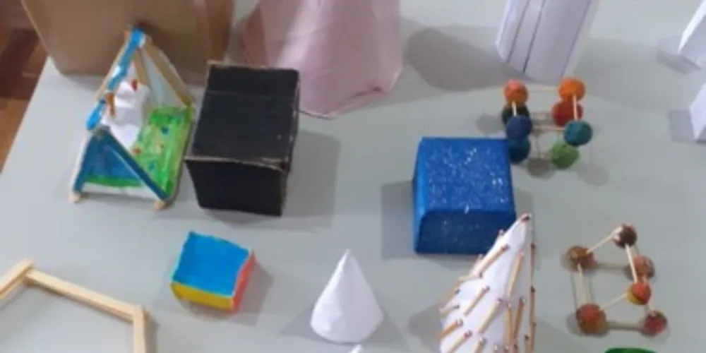 Alunos puderam escolher o material que tinham em casa e o sólido que quisessem confeccionar