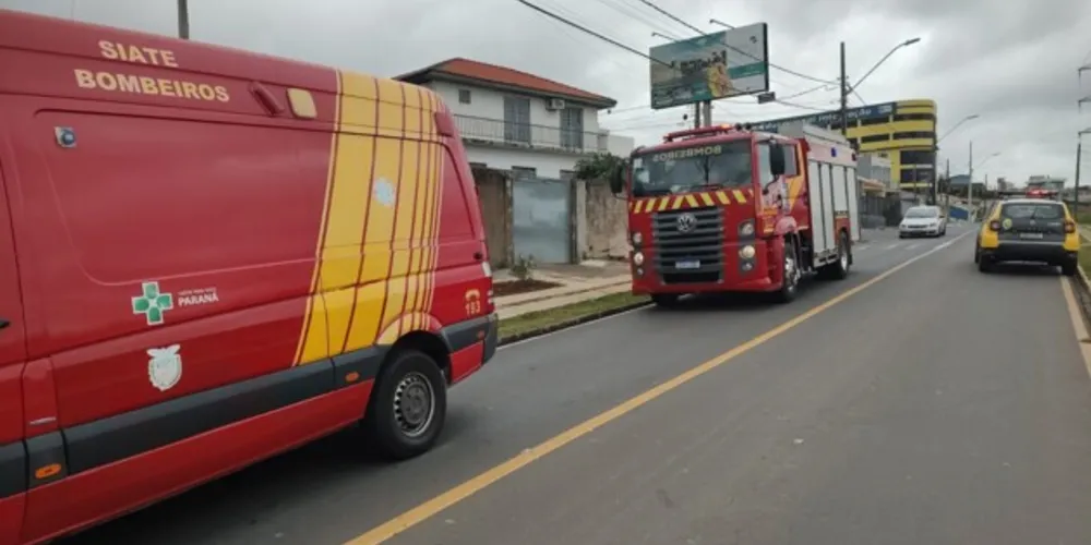 Colisão entre um Honda Fit e um Jeep Renegade foi na rua Lagoa dos Bandeirantes; há vítimas no local