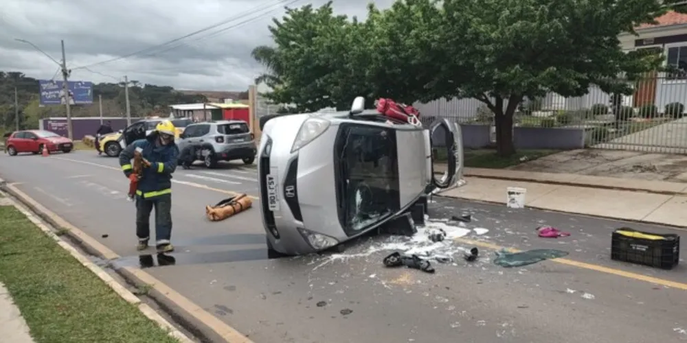 Veículo em que estavam capotou na manhã desta quarta-feira (10)