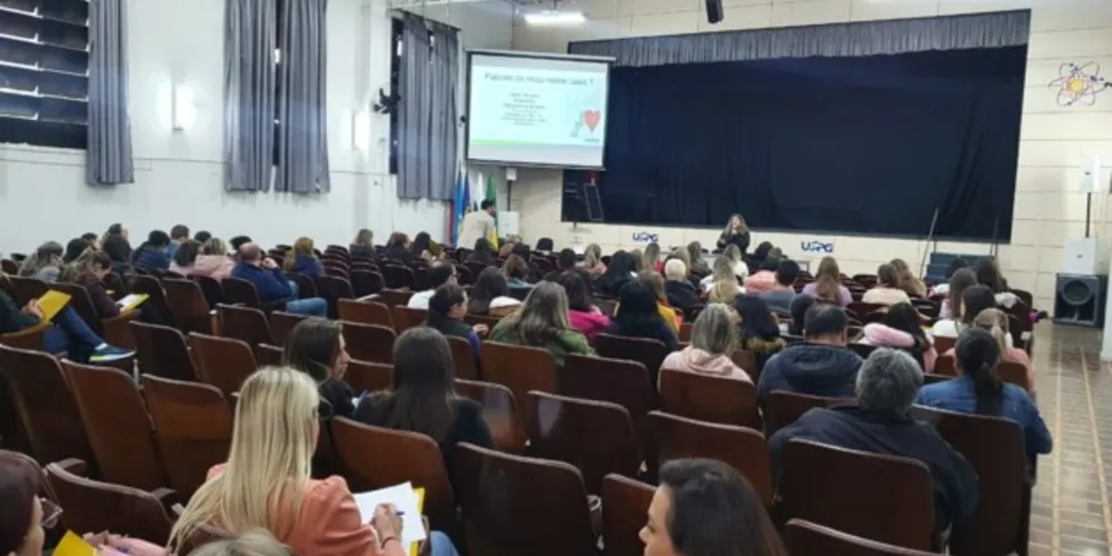 Profissionais da Saúde da Regional se reuniram no auditório da Universidade Estadual de Ponta Grossa (UEPG)