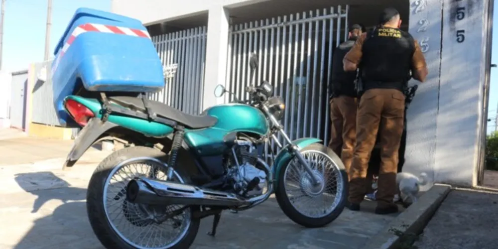 Dono da moradia e da motocicleta acionou a Polícia Militar para averiguar a situação