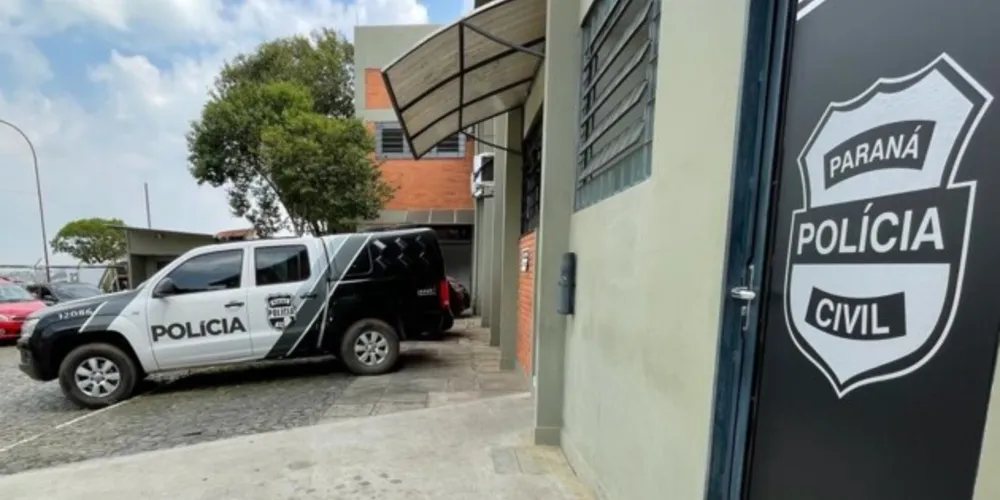 Homens foram detidos e levados para a delegacia da Polícia Civil