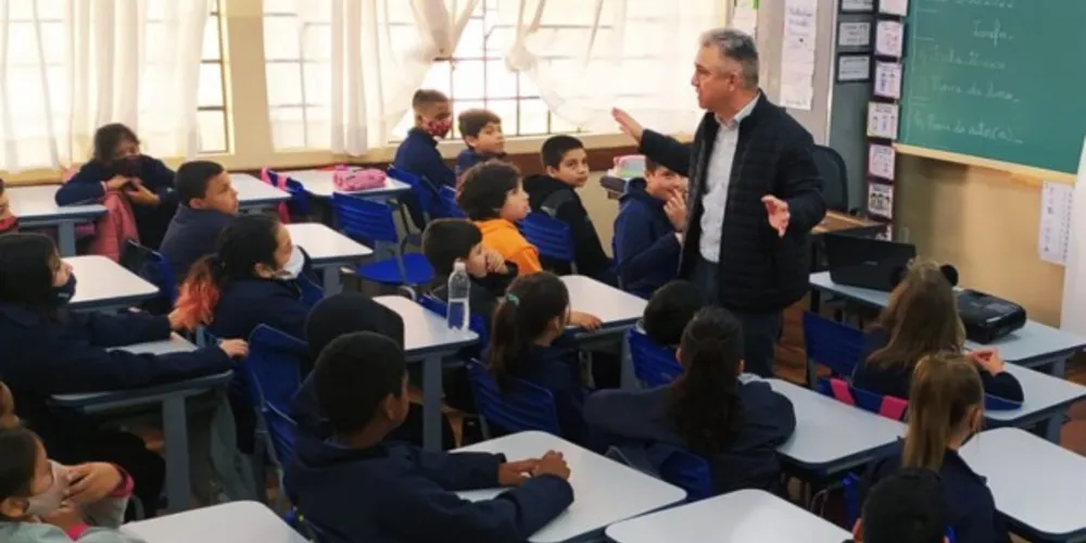 As palestras são ministradas voluntariamente pelo professor Sérgio de Oliveira, que iniciou esse trabalho na cidade de Foz do Iguaçu