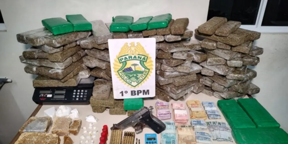 Após denúncias, PM encontrou drogas, armas e munições em duas residências do Jardim Guarujá