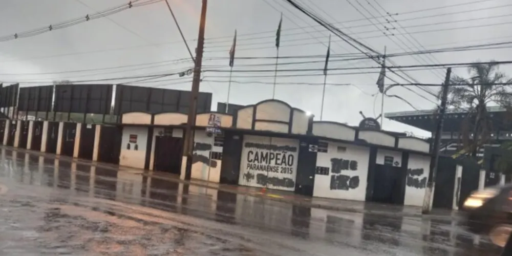 Entre as frases escritas nos muros do estádio estão pedidos de 'raça' e também a saída de Daniel Kaminski