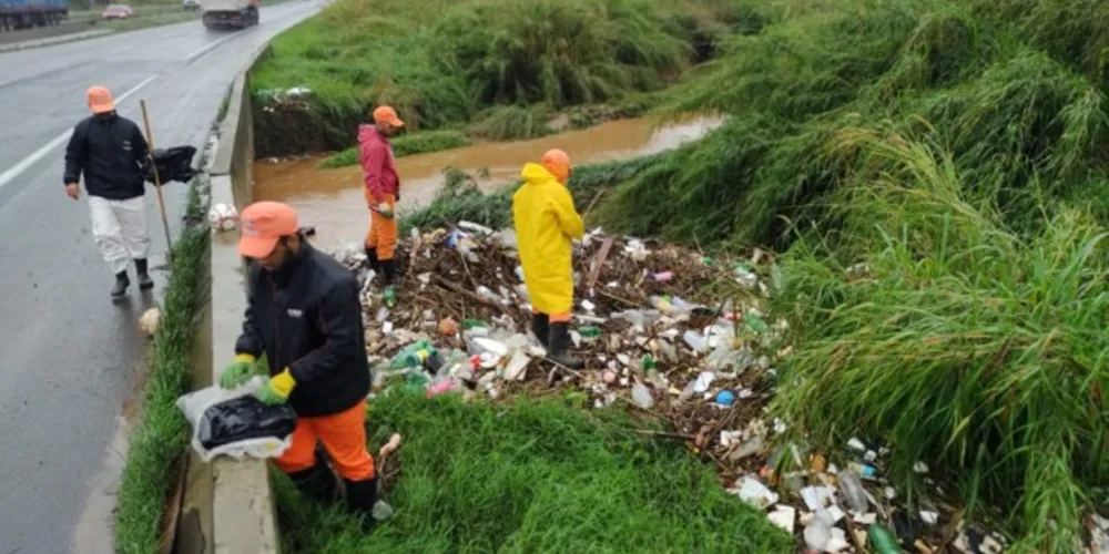 Equipes do Meio Ambiente fizeram a limpeza e a retirada de resíduos no arroio da Ronda