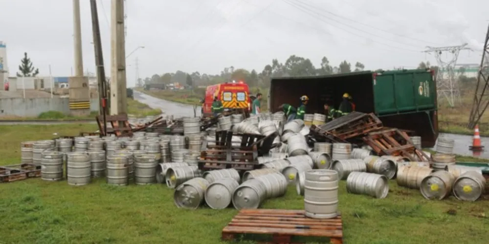 Acidente aconteceu na BR-376, em um dos acessos ao Distrito Industrial, em Ponta Grossa