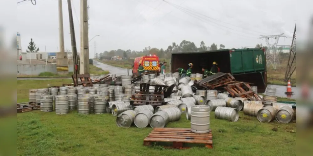 Acidente aconteceu na BR-376, em um dos acessos ao Distrito Industrial, em Ponta Grossa