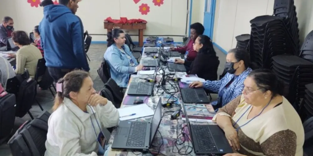 Aulas, realizadas em parceria com a Celepar, abrangem conhecimentos sobre internet e redes sociais
