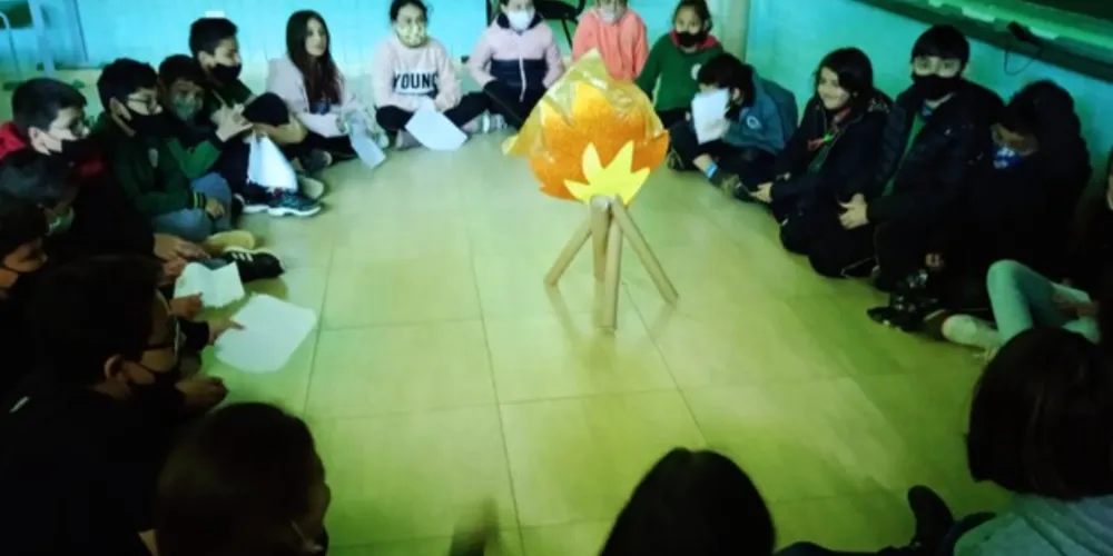 Ambiente de acampamento e fogueira na sala de aula deram ares diferenciados à prática