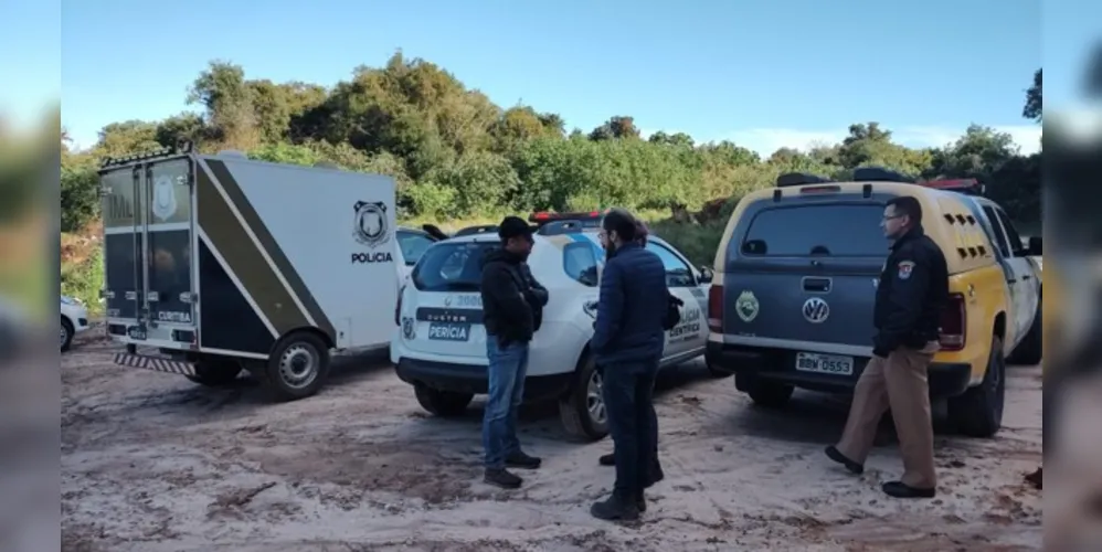 Equipes da Polícia Militar, Polícia Civil e Instituto Médico Legal (IML) estiveram no local