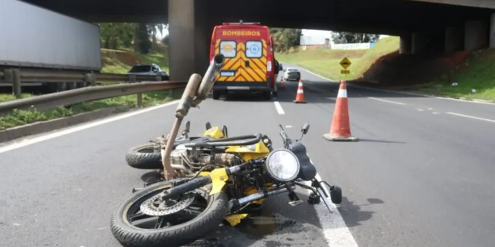 Rapaz de 20 anos vinha da avenida Souza Naves e acabou perdendo controle da moto ao acessar o viaduto