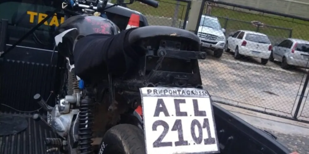 Motocicleta estava com uma placa visivelmente irregular, escrita à mão