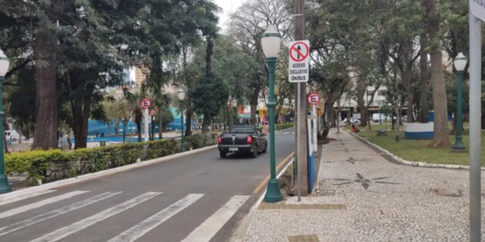 Reportagem do Portal aRede flagra motoristas trafegando entre as ruas Senador Pinheiro Machado e Rua do Rosário
