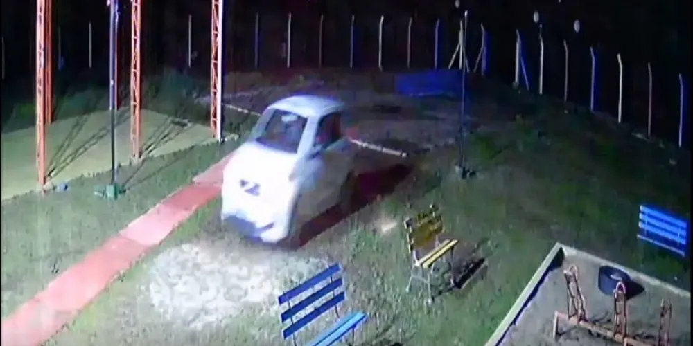 Condutor do veículo entra na instituição após estourar o portão e só para o veículo ao atingir uma parede