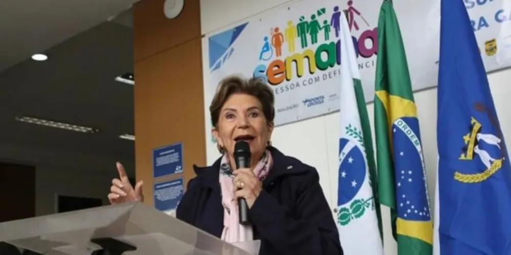 Elizabeth discursando na abertura da Semana da Pessoa com Deficiência.