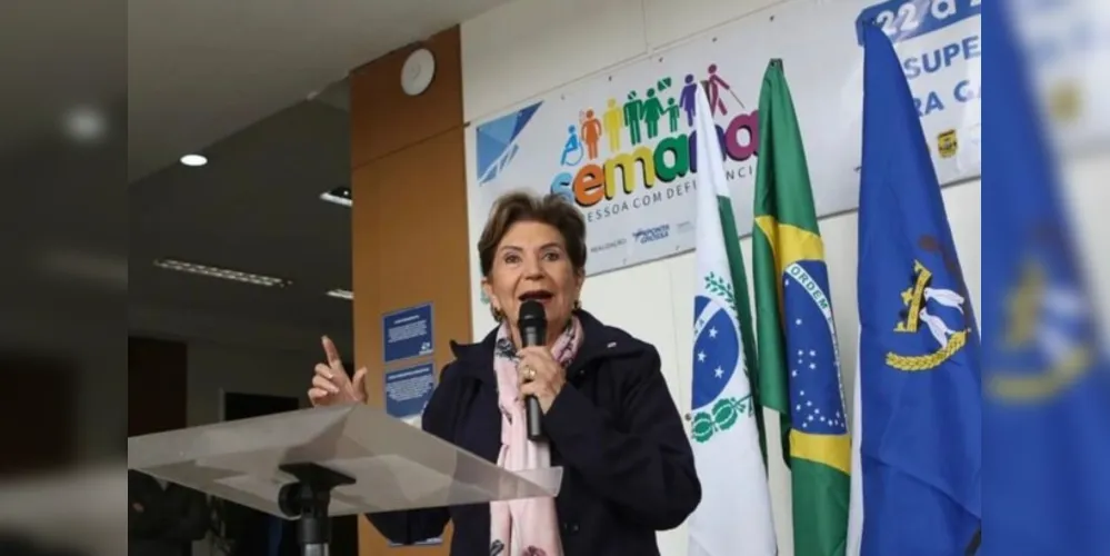 Elizabeth discursando na abertura da Semana da Pessoa com Deficiência.