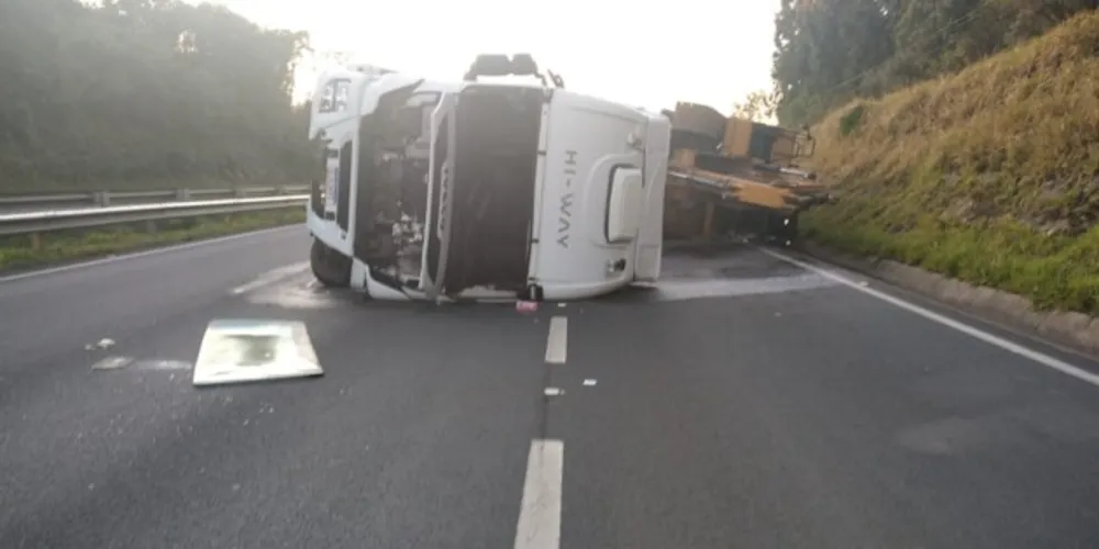 Caminhão tombou na pista sentido Ponta Grossa na manhã desta terça (23)