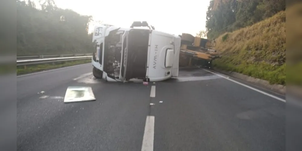 Caminhão tombou na pista sentido Ponta Grossa na manhã desta terça (23)