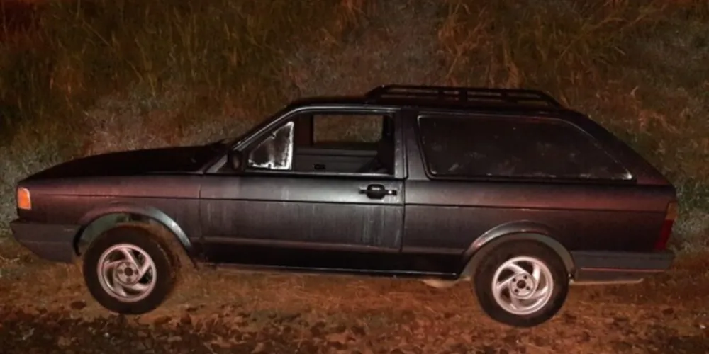 Volkswagen Parati foi encontrada sem step, bateria e também com a placa retirada
