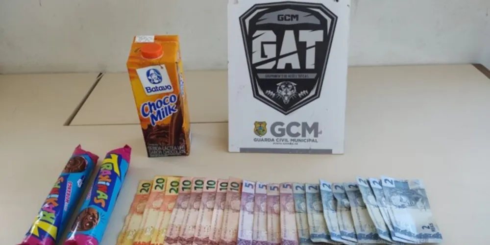 Bolachas, achocolatado e dinheiro foram levados