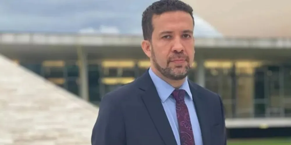 O assessor foi exonerado e não trabalha mais com o deputado