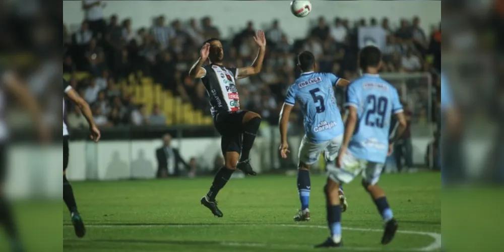 Zagueiro Dirceu (foto) foi bem e deve ser mantido no time